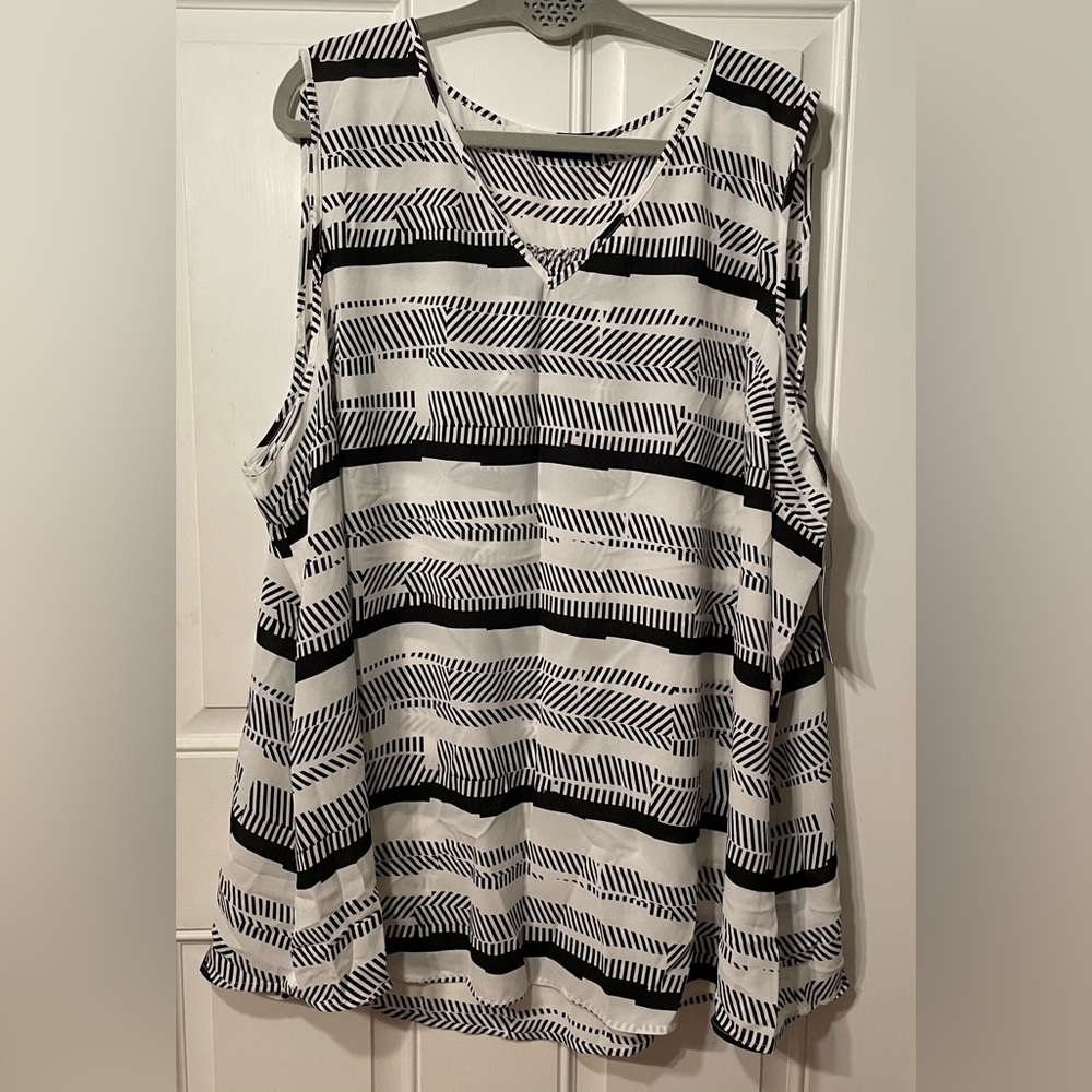 Apt 9 Black and White Alfina V-Neck Size 4x Women's Top - New With Tags